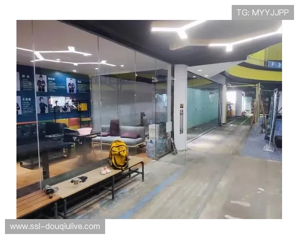 球员休息区花絮：比赛间隙的轻松时刻与互动