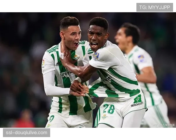 特写：第78分钟，阿拉维斯门将神扑后怒吼指挥防线，维持对贝蒂斯的零封