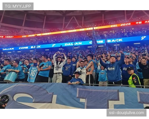 球迷组织因在看台展示讽刺对方“摆大巴”的横幅而受到调查